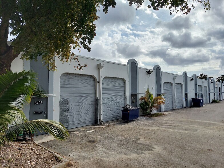 5401-5423 NW 74th Ave, Miami, FL à louer - Photo du bâtiment - Image 1 de 6
