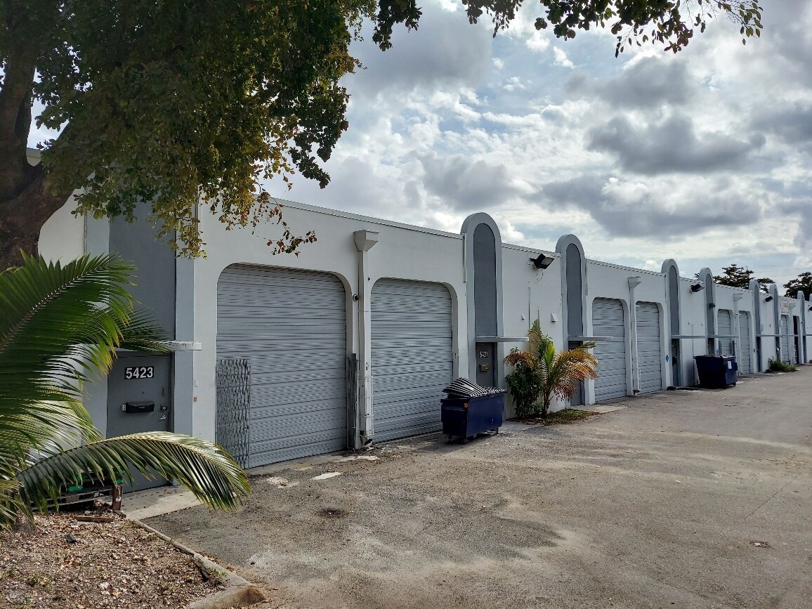 5401-5423 NW 74th Ave, Miami, FL à louer Photo du bâtiment- Image 1 de 7