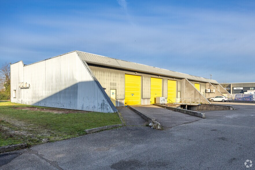 9 Rue De La Perlerie, Vaulx-en-Velin à louer - Photo du bâtiment - Image 2 de 3