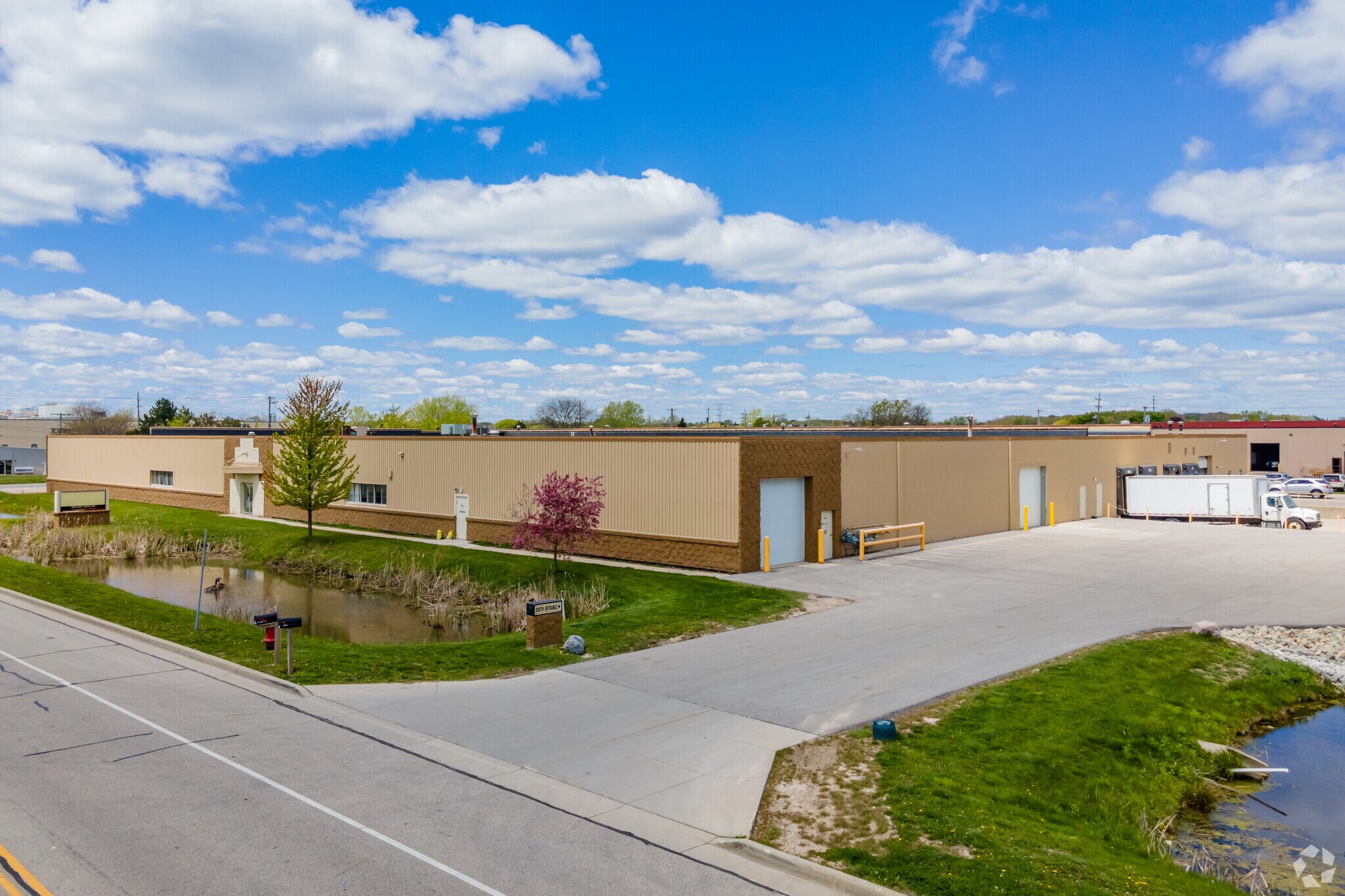 16150 W Lincoln Ave, New Berlin, WI à louer Photo du bâtiment- Image 1 de 10