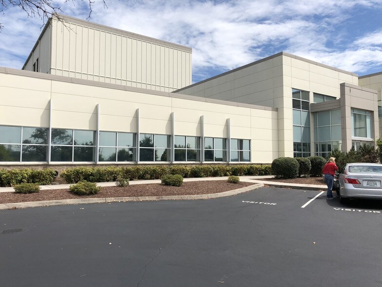 2332 News Sentinel Dr, Knoxville, TN à louer - Photo du bâtiment - Image 3 de 16