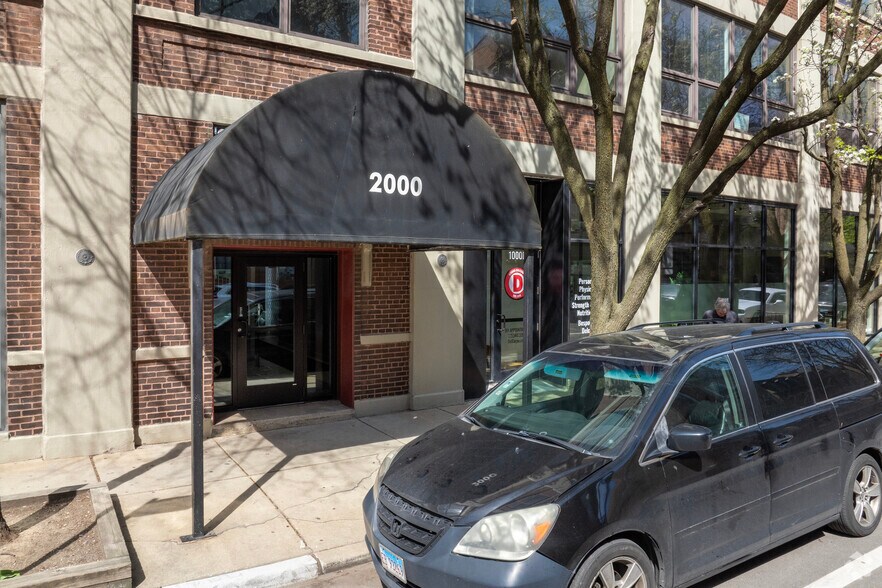 2000 N Racine Ave, Chicago, IL à louer - Photo du bâtiment - Image 3 de 21