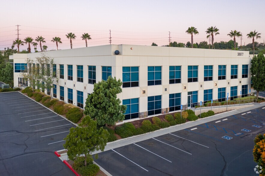38975 Sky Canyon Dr, Murrieta, CA à louer - Photo du bâtiment - Image 1 de 13
