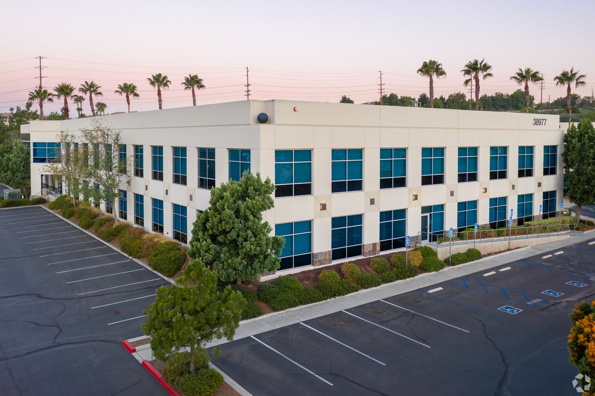 38975 Sky Canyon Dr, Murrieta, CA à louer Photo du bâtiment- Image 1 de 14