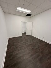 7000 Charleston Shores Blvd, Lake Worth, FL for lease Interior Photo- Image 2 of 9
