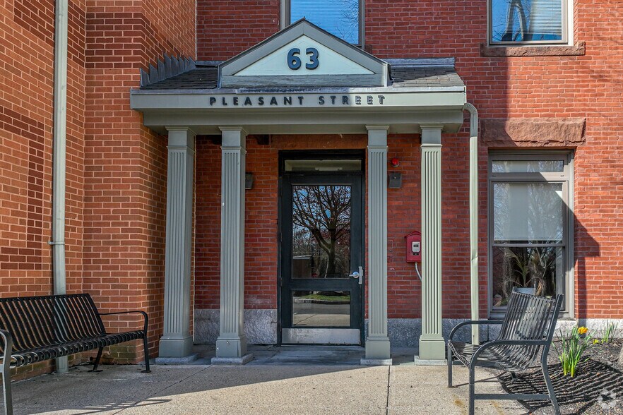 63 Pleasant St, Watertown, MA à louer - Photo du bâtiment - Image 2 de 5