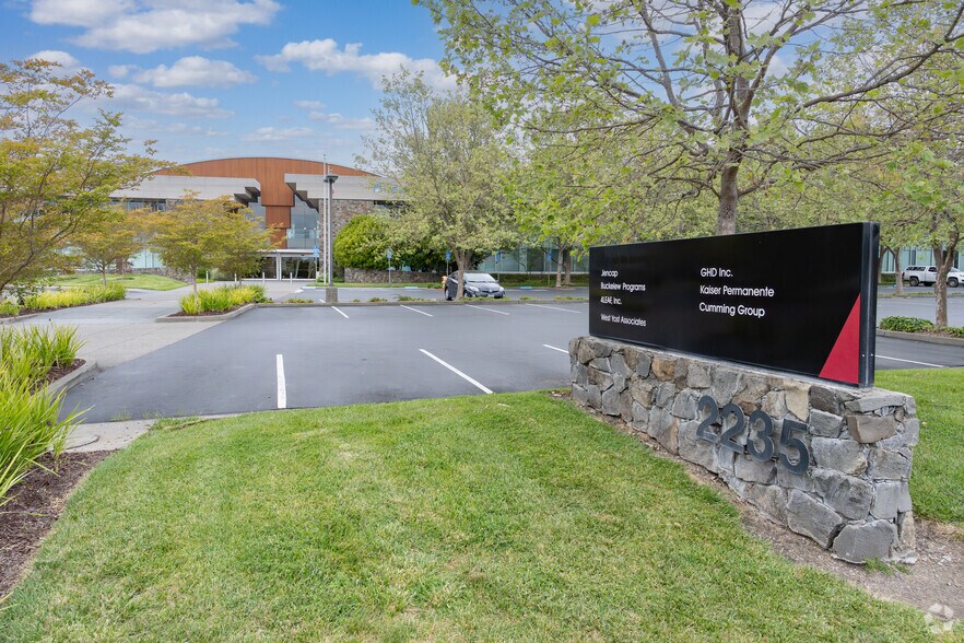 2235 Mercury Way, Santa Rosa, CA à louer - Photo du bâtiment - Image 2 de 7