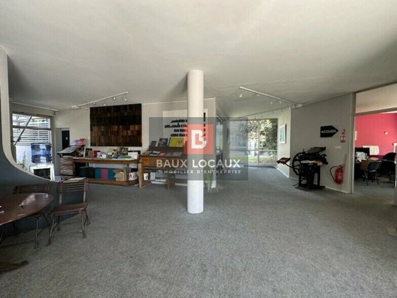 Flex in Cavaillon for lease - Interior Photo - Image 1 of 12
