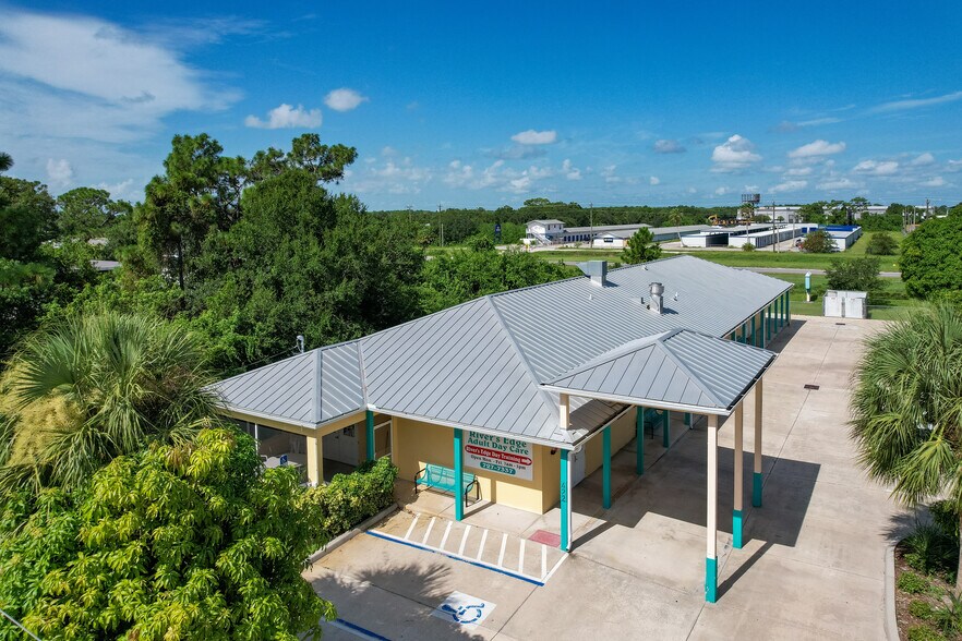 422 Martin Rd SE, Palm Bay, FL à vendre - Photo du bâtiment - Image 3 de 39