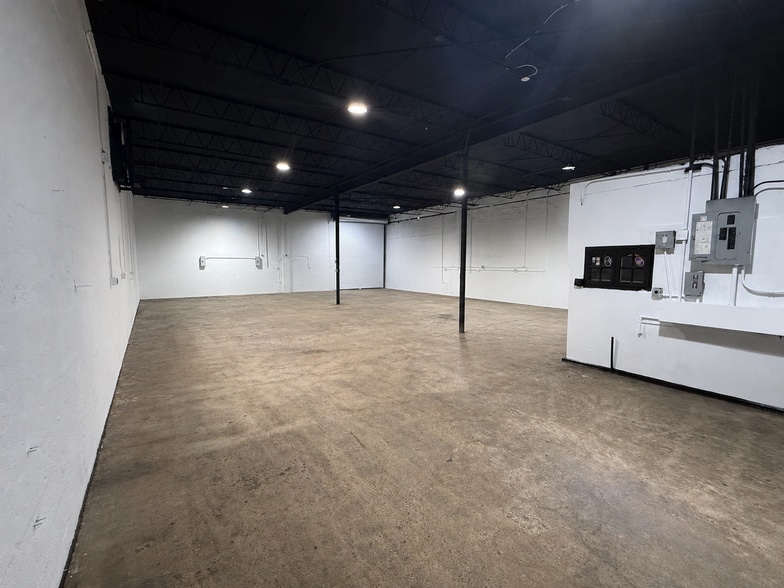 5201 NW 36th Ave, Hialeah, FL à louer - Photo du bâtiment - Image 3 de 12