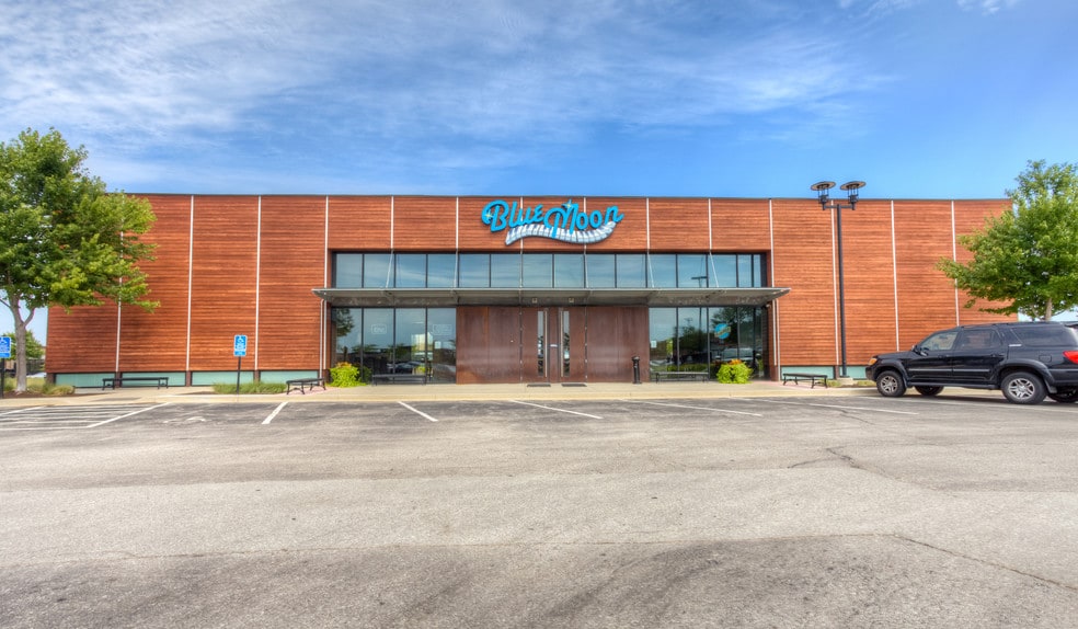 5485 Mills Civic Pky, West Des Moines, IA for sale - Primary Photo - Image 1 of 7