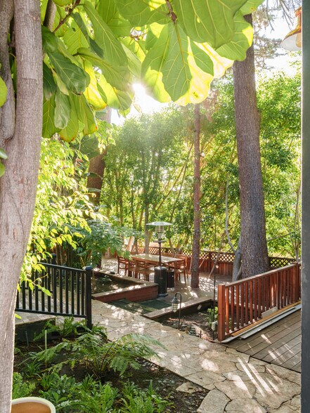 1908 Hillcrest Rd, Los Angeles, CA à vendre - Photo du bâtiment - Image 3 de 26