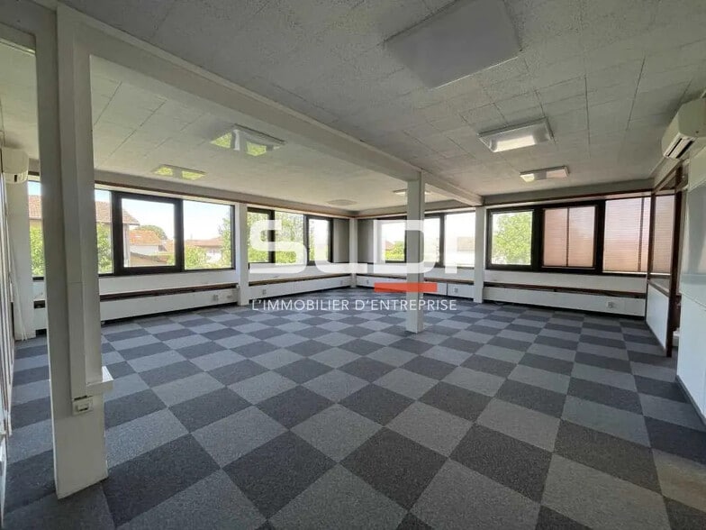Office in Décines-Charpieu for lease - Interior Photo - Image 1 of 8