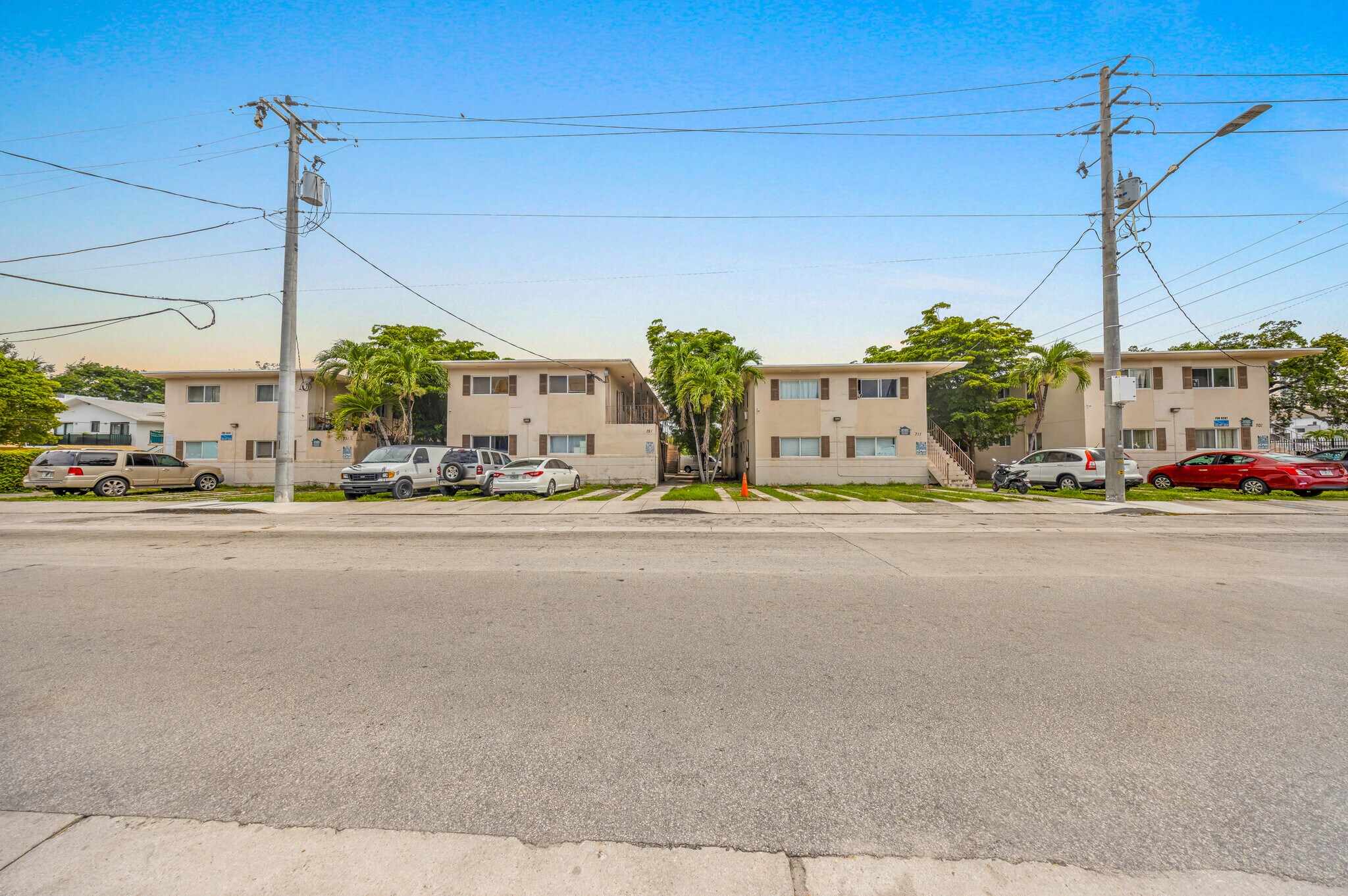 40-UNIT MULTIFAMILY PORTFOLIO portefeuille de 4 propriétés à vendre sur LoopNet.ca Photo du bâtiment- Image 1 de 23
