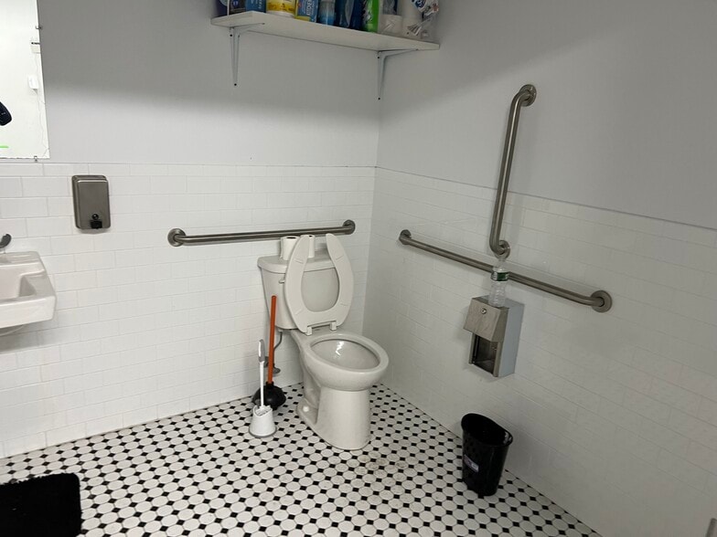 157-161 Post Ave, Westbury, NY à louer - Photo intérieure - Image 2 de 10