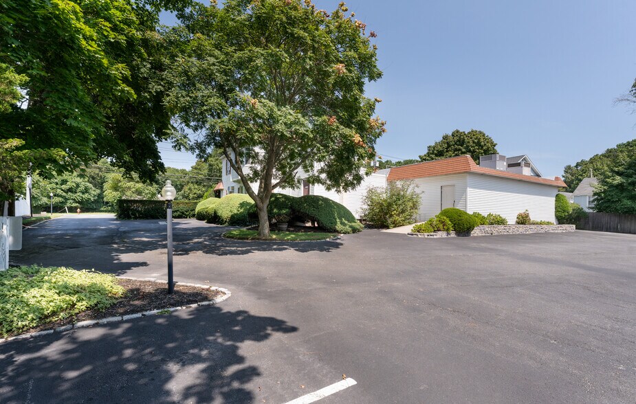 94 E Montauk 1 Hwy, Hampton Bays, NY à vendre - Photo du bâtiment - Image 3 de 41