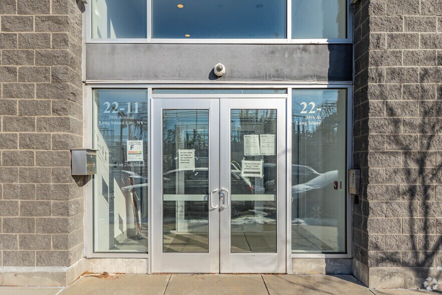 22-11 38th Ave, Long Island City, NY à louer - Photo du bâtiment - Image 3 de 7