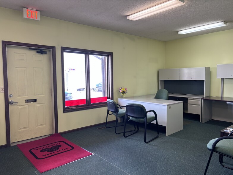 814 S Main St, Lapeer, MI for lease - Building Photo - Image 1 of 19