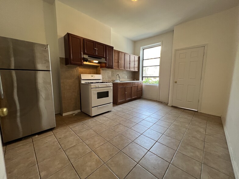 349 Grove St, Brooklyn, NY for sale - Building Photo - Image 2 of 9