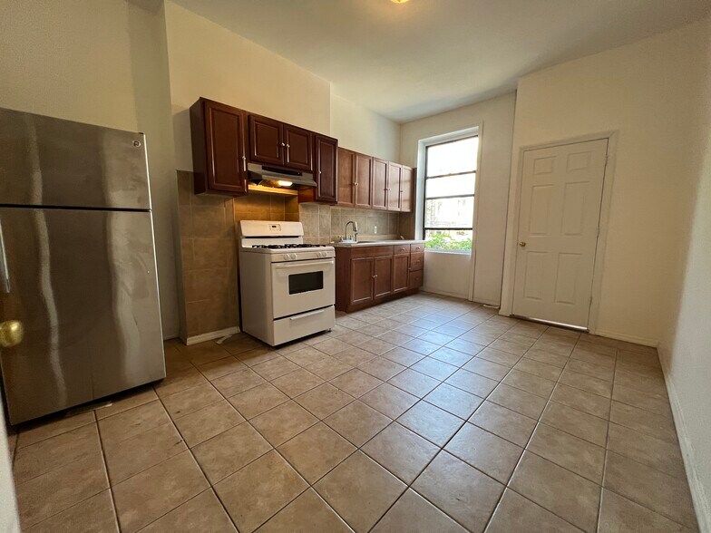349 Grove St, Brooklyn, NY à vendre - Photo du bâtiment - Image 2 de 9