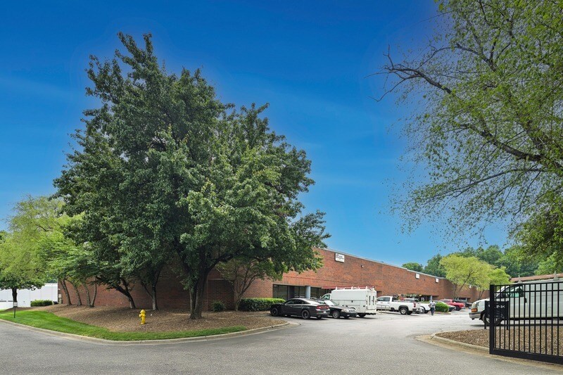 2233 Interstate North Dr, Charlotte, NC à louer - Photo du bâtiment - Image 3 de 7