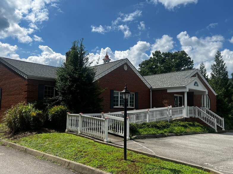 5604 Starkey Rd, Roanoke, VA for sale - Building Photo - Image 3 of 10