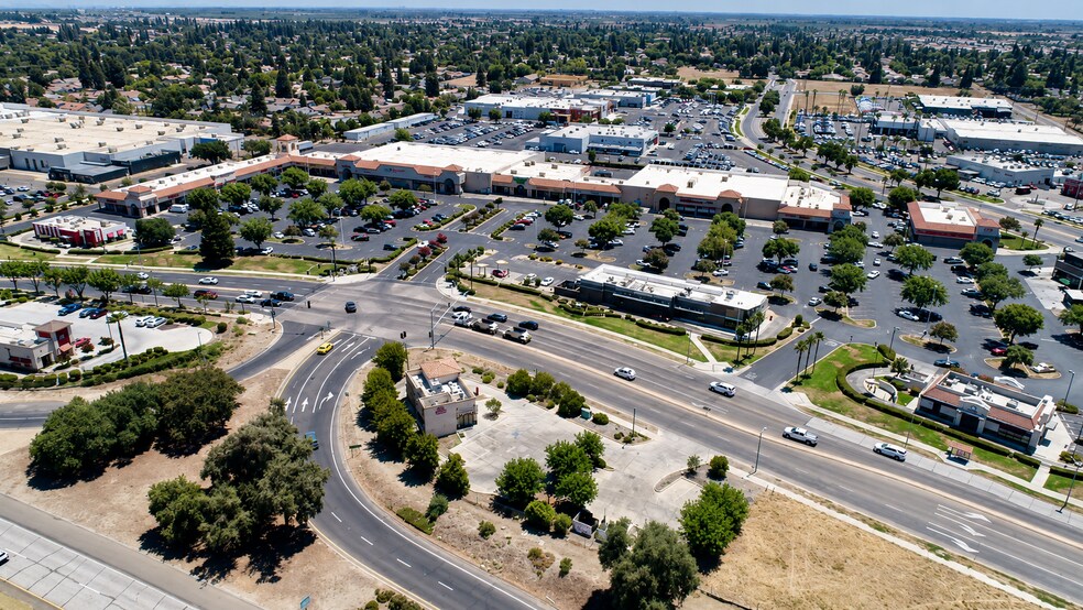 1400 E Noble Ave, Visalia, CA à vendre - Photo du bâtiment - Image 2 de 18