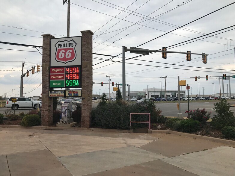 02 W Memorial Rd, Oklahoma City, OK for lease - Building Photo - Image 2 of 2