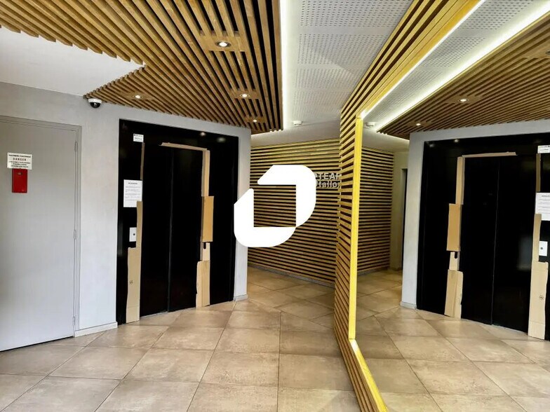 Bureau dans Seyssins à vendre - Photo du bâtiment - Image 2 de 13