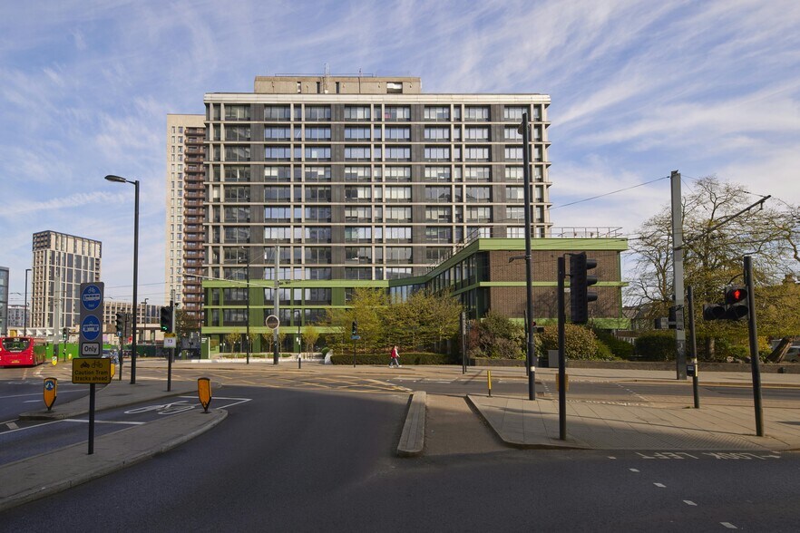 Addiscombe Rd, Croydon à louer - Photo du bâtiment - Image 2 de 15