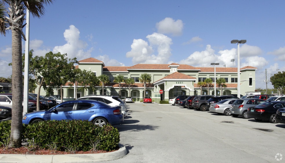 5301 N Dixie Hwy, Fort Lauderdale, FL for lease - Building Photo - Image 3 of 14