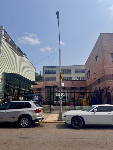 48 Grattan St, Brooklyn, NY for lease - Building Photo - Image 2 of 10