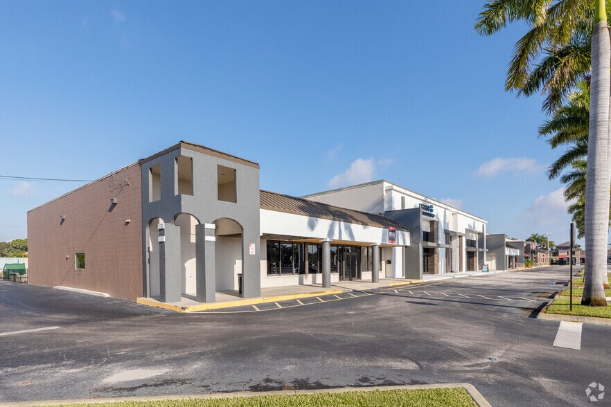 925-939 14th Ln, Vero Beach, FL à louer - Photo du bâtiment - Image 3 de 8