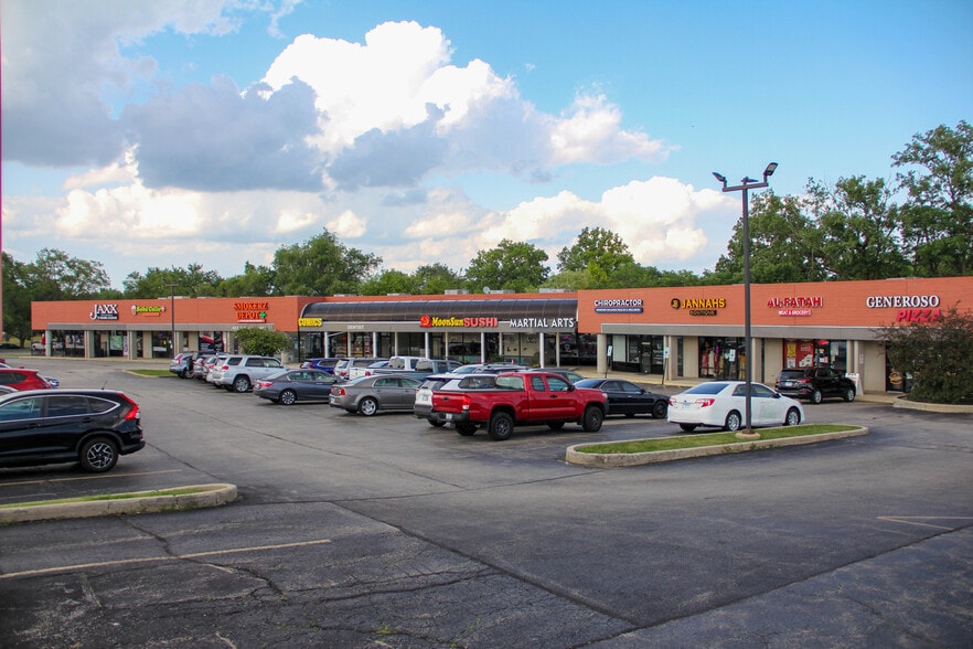 314-340 Army Trail Rd, Glendale Heights, IL for lease - Building Photo - Image 2 of 9
