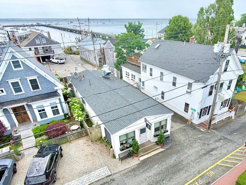 133 Commercial St, Provincetown, MA à vendre - Photo du bâtiment - Image 2 de 31