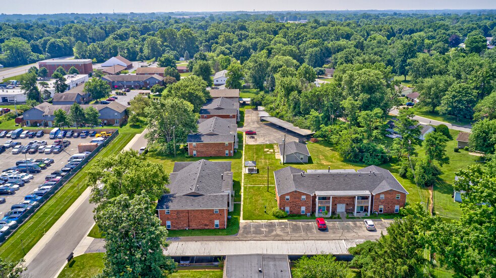 622 Wooddale Ter, Greenwood, IN à vendre - Photo du bâtiment - Image 2 de 3