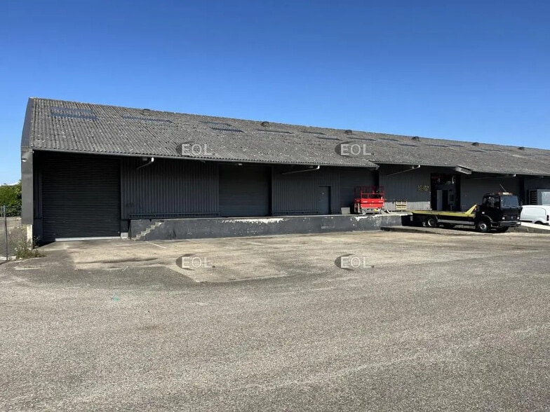 Industrial in Corbas for lease - Building Photo - Image 2 of 11