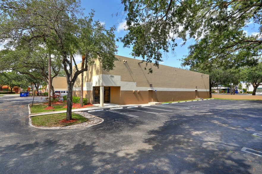 5751-5753 Miami Lakes Dr, Miami Lakes, FL à louer - Photo du bâtiment - Image 2 de 5