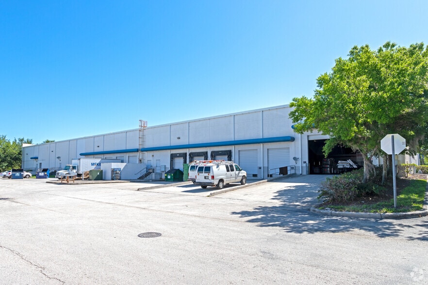 8508 Benjamin Rd, Tampa, FL for lease - Building Photo - Image 3 of 7