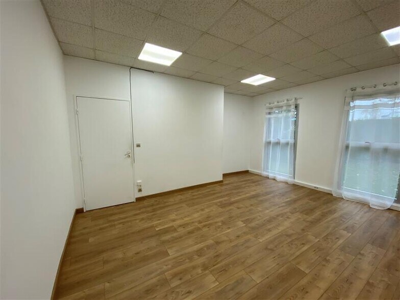 Office in Trappes for lease - Building Photo - Image 2 of 4
