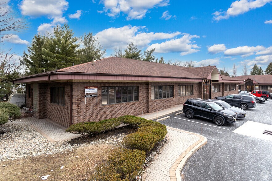102 Browning Ln, Cherry Hill, NJ à vendre - Photo du bâtiment - Image 2 de 4