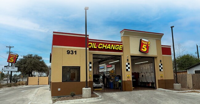 Plus de détails pour 931 S General McMullen Dr, San Antonio, TX - Commerce de détail à vendre