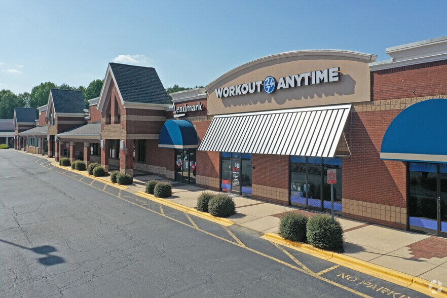 500-692 Hanes Mall Blvd, Winston-Salem, NC à louer - Photo du bâtiment - Image 3 de 16