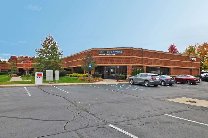 39830 Grand River Ave, Novi, MI for lease - Building Photo - Image 1 of 10