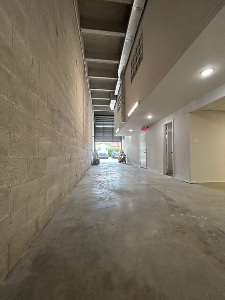 8410-8432 NW 61st St, Miami, FL for lease - Building Photo - Image 3 of 11