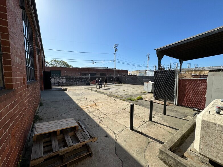 2855 Mandela Pky, Oakland, CA for lease - Building Photo - Image 3 of 9