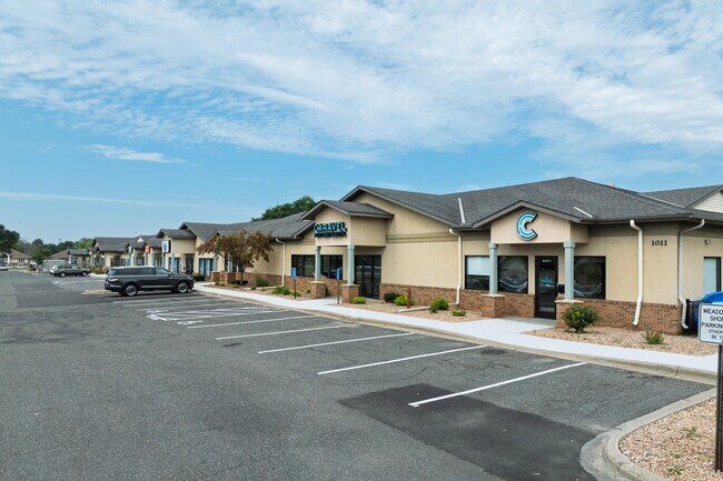 Plus de détails pour 1011 Meadowlands Dr, Saint Paul, MN - Commerce de détail à louer