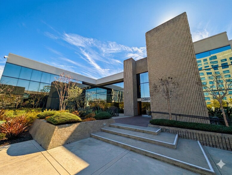 2415 Campus Dr, Irvine, CA à louer - Photo du bâtiment - Image 3 de 12