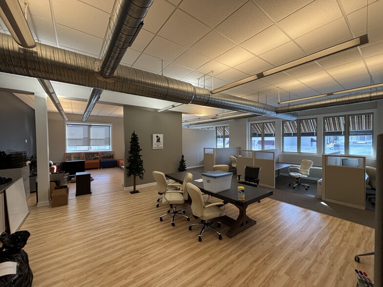 19106 Old Detroit Rd, Rocky River, OH for lease - Interior Photo - Image 2 of 6