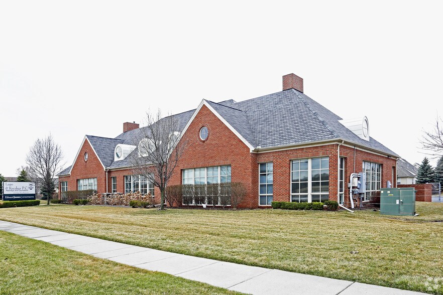 44777 Hayes Rd, Sterling Heights, MI à louer - Photo du bâtiment - Image 2 de 3